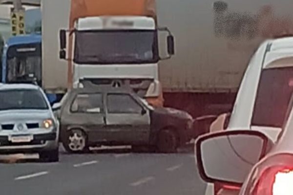 Colisão entre caminhão e Fiat Uno é registrado na Rua Ipanema em Cascavel