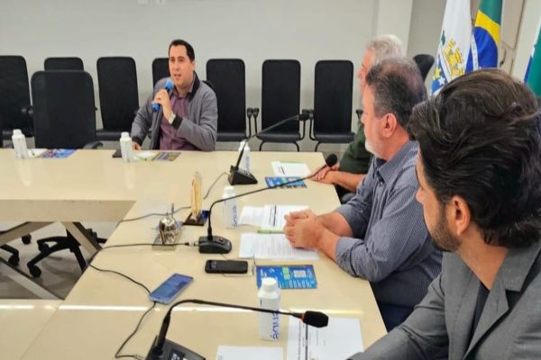 Imagem referente a notícia: Projeto que taxa altas rendas é apresentado a diretores da Acic