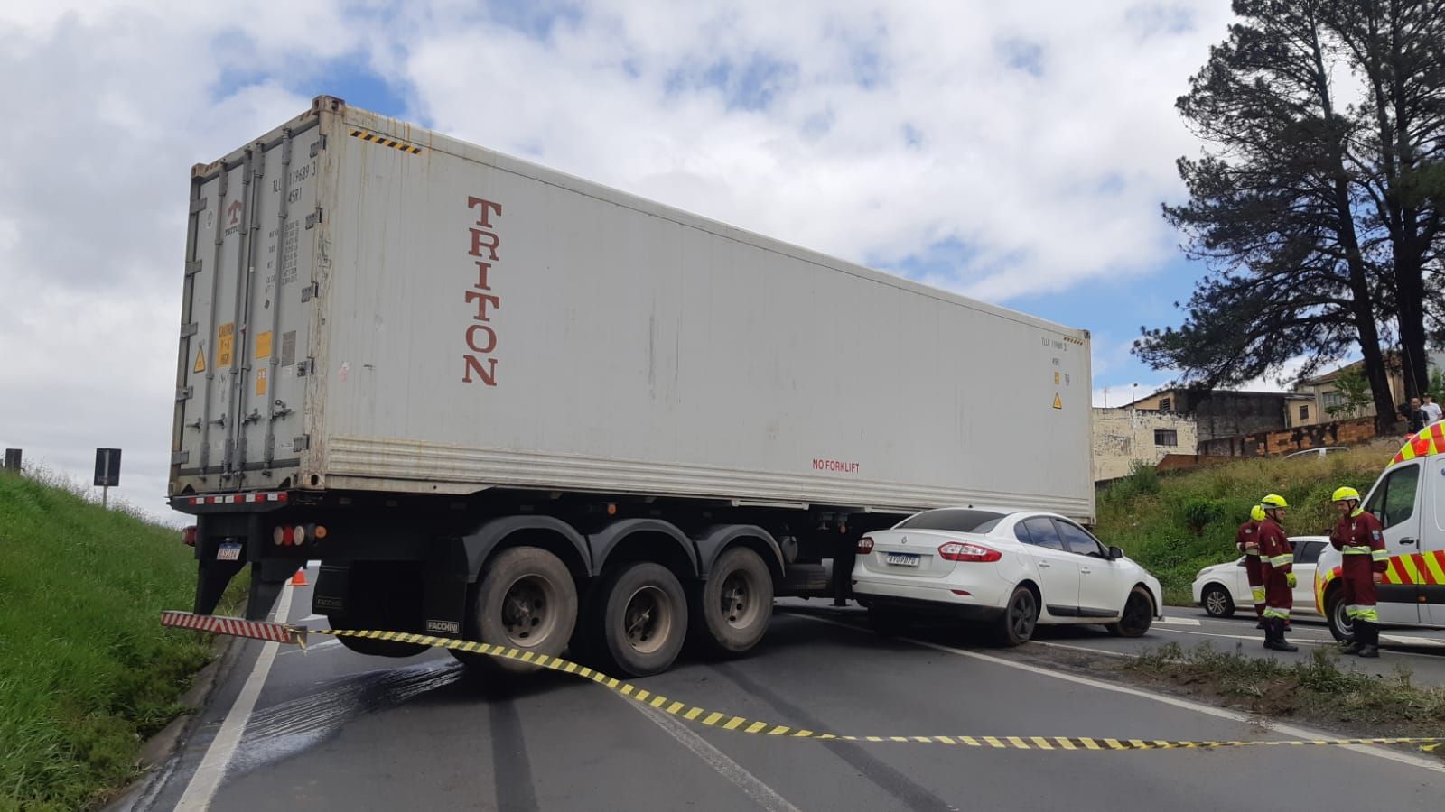 PRF recupera veículo com placas clonadas após engavetamento na BR-373