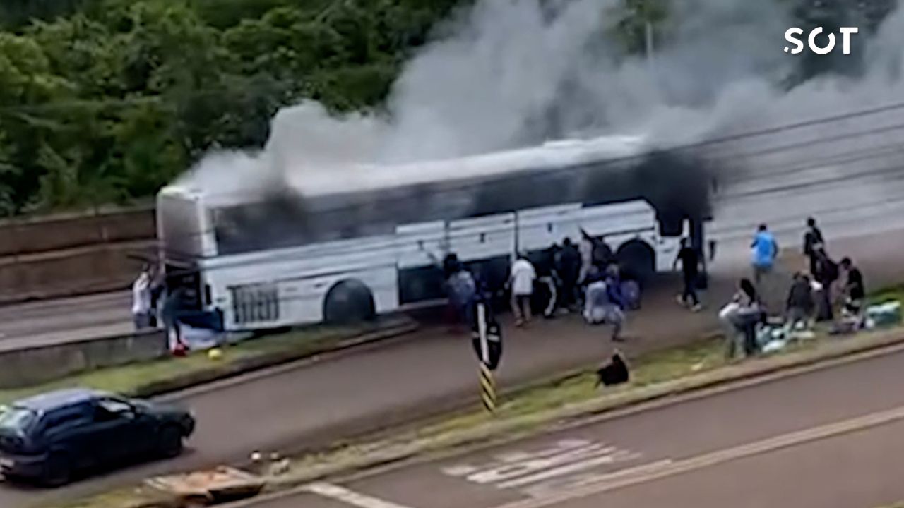 Ônibus de compristas é destruído por incêndio repentino na BR-277 e assusta passageiros