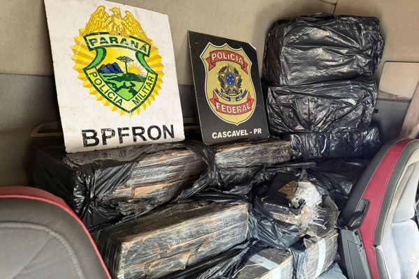 Imagem referente a notícia: Caminhão bitrem é flagrado com quase 300 kg de maconha em operação da PF e BPfron em Cascavel
