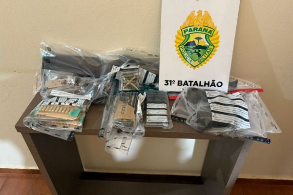 Imagem referente a notícia: Fuzil estrangeiro e arsenal escondido em sofás são apreendidos durante operação em Palotina