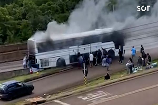 Imagem referente a notícia: Ônibus de compristas é destruído por incêndio repentino na BR-277 e assusta passageiros