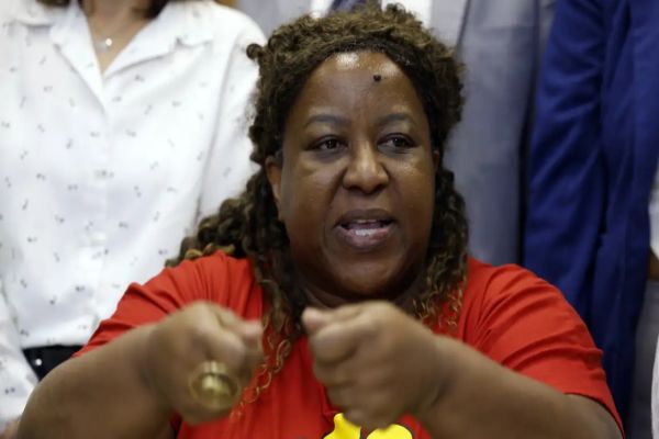 Imagem referente a notícia: Ministra quer perícia independente após reunião com famílias no Rio