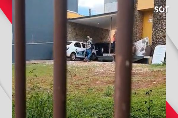 Imagem referente a notícia: Homem causa confusão e destrói veículo no Centro POP no centro de Cascavel