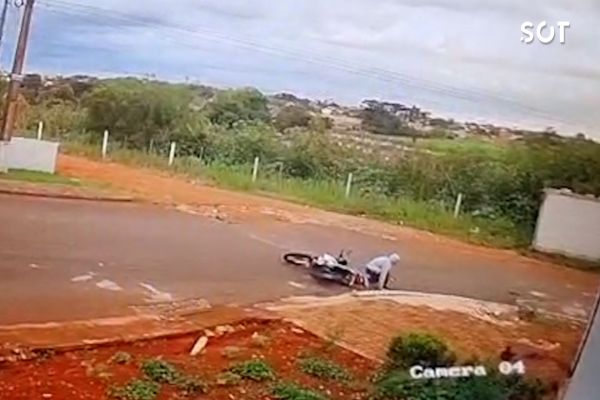 Imagem referente a notícia: Homem é baleado ao chegar em casa e atirador foge deixando moto com placa do Paraguai no Bairro Brasmadeira