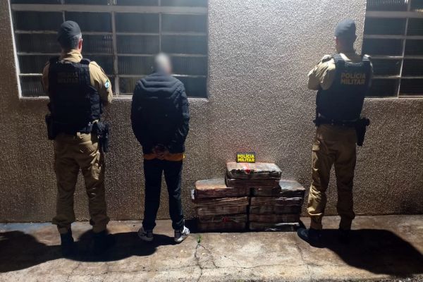 Imagem referente a notícia: Polícia Militar recupera veículo roubado e prende jovem de 22 anos com quase 120 kg de maconha em Santa Tereza do Oeste