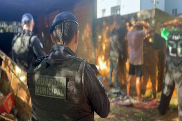 “Churrasco comunitário” é flagrado em imóvel abandonado durante operação da Guarda Municipal