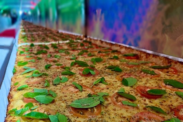 Pizza gigante de 74 metros marca aniversário de Cascavel com solidariedade e sabor