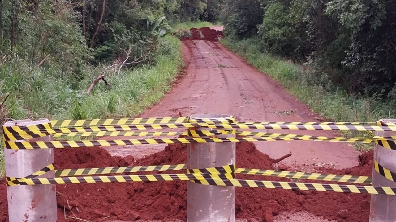Prefeitura de Cascavel bloqueia Linha Scanagatta por tempo indeterminado, após parte da pista ceder