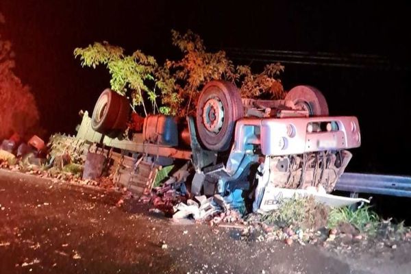 Imagem referente a notícia: Motorista morre após capotar caminhão na PRC-487 em Pitanga