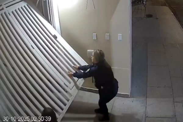 Imagem referente a notícia: Mulher implora por socorro enquanto é feita refém por ex — invasor é morto pela polícia após ataque