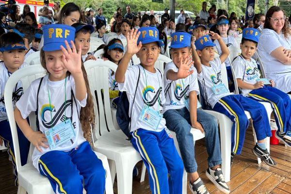 Emoção e aprendizado: 500 crianças se formam no Projeto EDUCAR PRF 2025 em Guaíra
