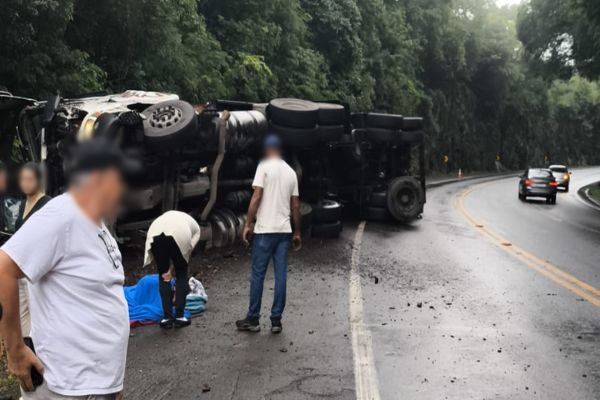 Imagem referente a notícia: Acidente próximo à ponte do Rio Cavernoso deixa trânsito lento e preocupa motoristas em Virmond