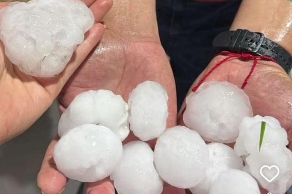 Imagem referente a notícia: Granizo de 100g e ventos de 95 km/h: Defesa Civil prepara ajuda a municípios afetados