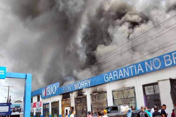 Imagem referente a notícia: Fogo atinge empresa e causa prejuízo milionário em cidade paraguaia que faz fronteira com o Brasil