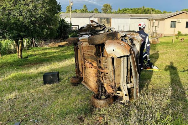 Imagem referente a notícia: Acidente impressionante mobiliza socorristas e deixa motorista ferido em Santa Izabel do Oeste
