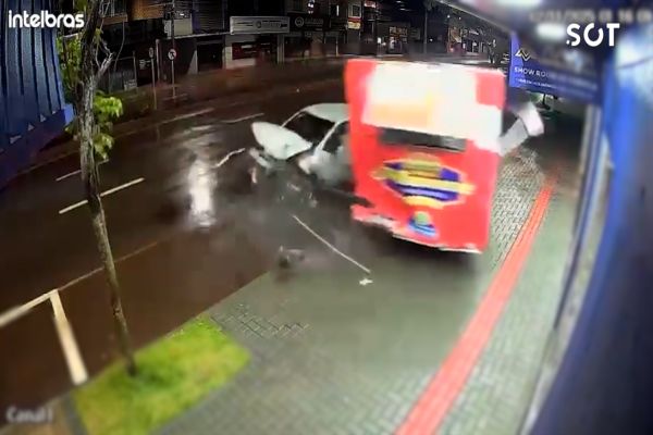 Câmera de segurança registra Kwid atingindo em cheio trailer na Avenida Carlos Gomes, no Bairro Parque São Paulo