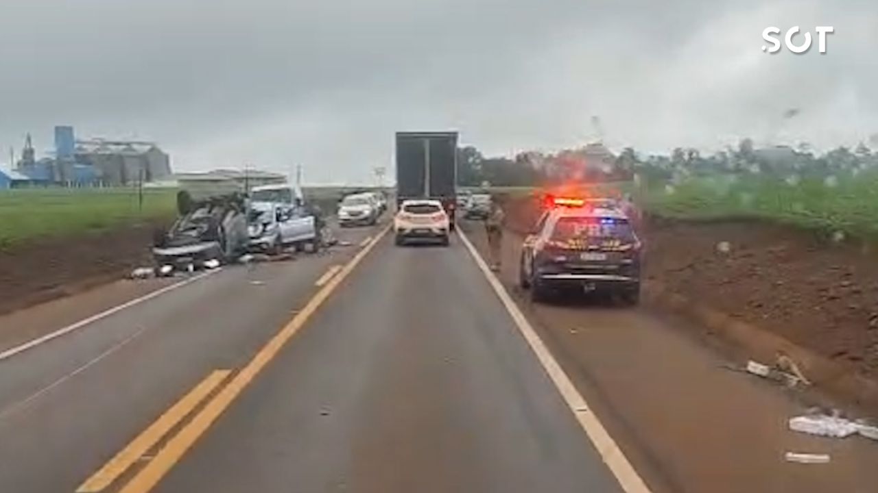 Caminhonete capota e se envolve em colisão frontal durante fuga da PRF na PR-239 entre Assis Chateaubriand e Toledo
