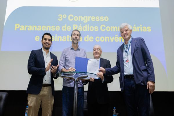Imagem referente a notícia: Itaipu firma parceria com Rádios Comunitárias do Paraná