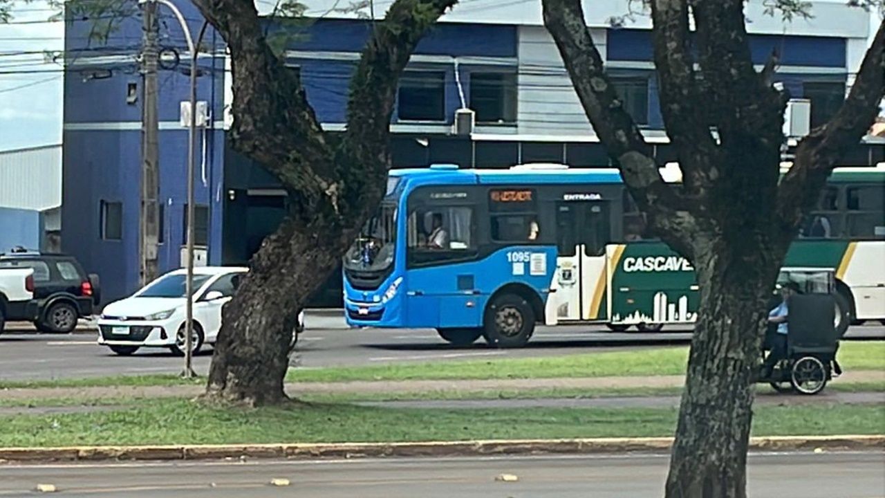 Carro colide em ônibus do transporte coletivo na Avenida Brasil em Cascavel