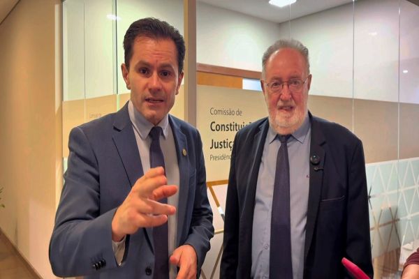 Imagem referente a notícia: CCJ da Assembleia Legislativa aprova projeto relatado por Marcio Pacheco que garante energia e água a famílias em processo de regularização fundiária