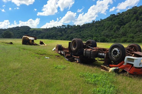 Imagem referente a notícia: Motorista morre após caminhão tombar enquanto transportava máquina pesada na PR-573 entre Braganey e Corbélia