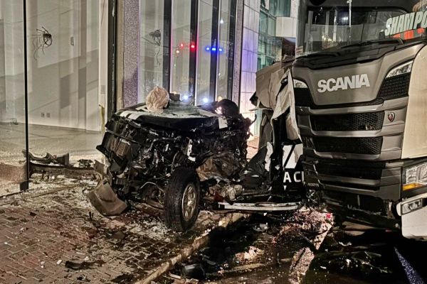 Imagem referente a notícia: Viatura da Polícia Civil fica destruída após violenta colisão com caminhão no Sudoeste do Paraná