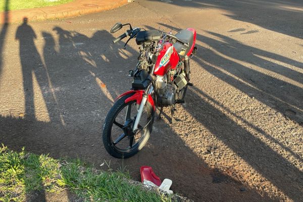 Jovem de 19 anos fica ferido após forte colisão entre carro e moto no Bairro Periolo, em Cascavel