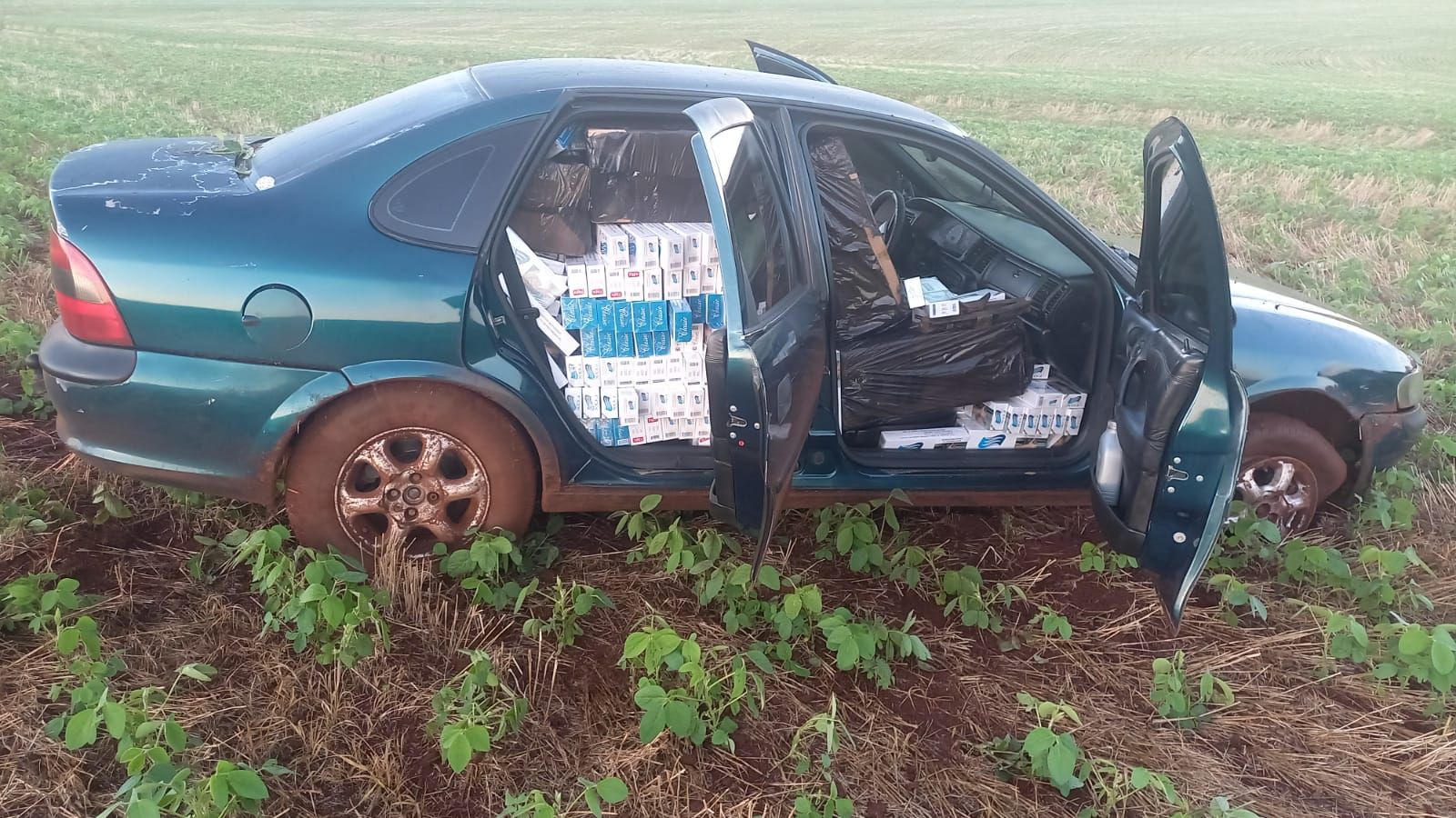 Homem é preso após perseguição e apreensão de carga de cigarros contrabandeados na BR-277