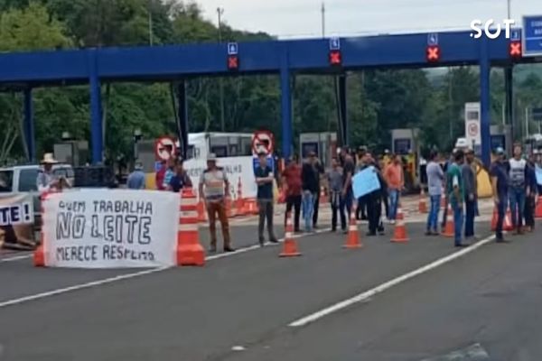 Imagem referente a notícia: Produtores de leite bloqueiam pedágio na BR-277 e pedem preço justo em Laranjeiras do Sul