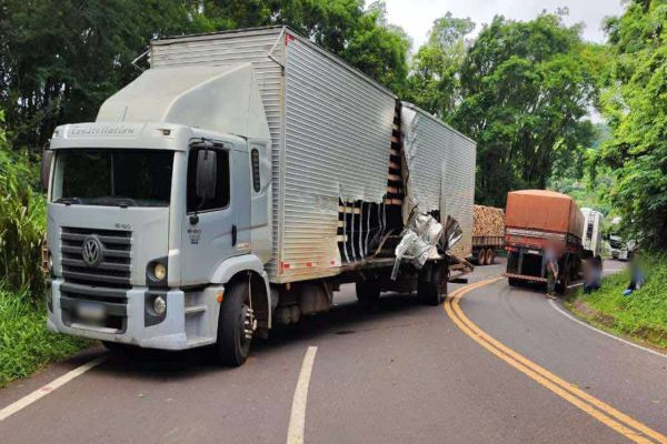 Imagem referente a notícia: Caminhão e carreta colidem em curva da PR-471 em Catanduvas; ninguém ficou ferido