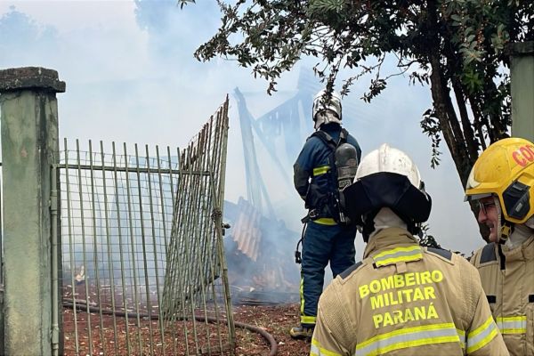 Imagem referente a notícia: Residência é consumida pelas chamas no bairro Interlagos, em Cascavel; Perícia vai investigar as causas do incêndio