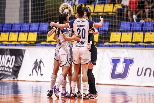 Imagem referente a notícia: Stein Cascavel vence Londrina por 3 a 0 e larga na frente na semifinal do Paranaense