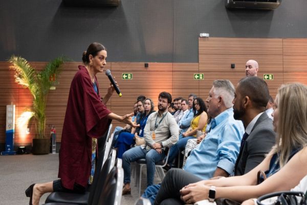 Em palestra na Itaipu, atriz Denise Fraga fala sobre resgate da gentileza nas relações pessoais
