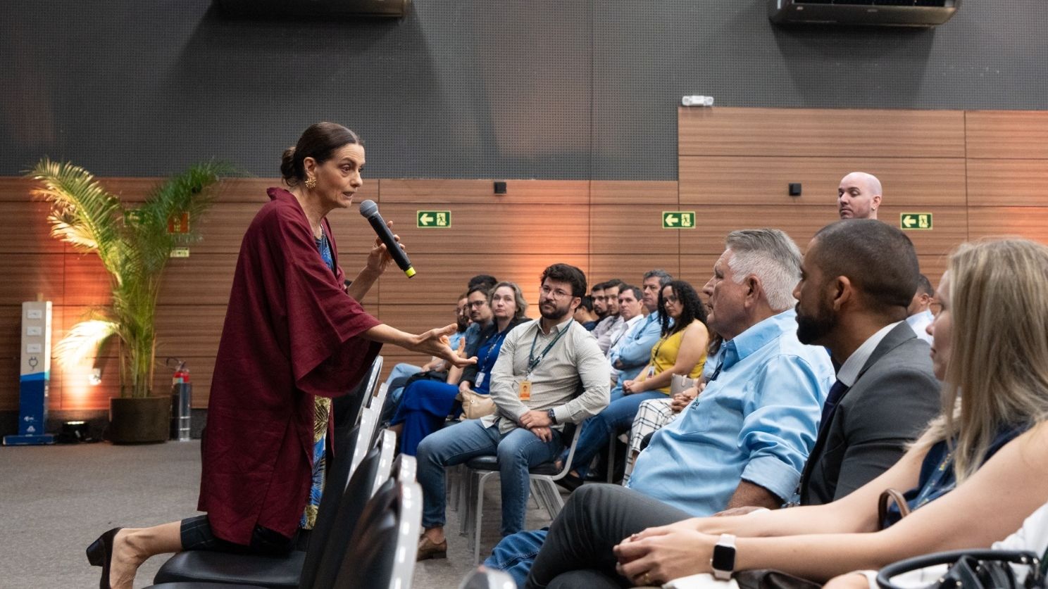 Em palestra na Itaipu, atriz Denise Fraga fala sobre resgate da gentileza nas relações pessoais