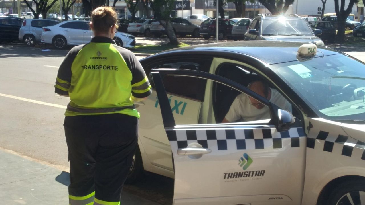 Transitar realiza fiscalizações rotineiras em táxis do Terminal Rodoviário de Cascavel