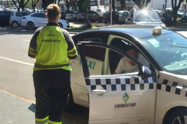 Transitar realiza fiscalizações rotineiras em táxis do Terminal Rodoviário de Cascavel