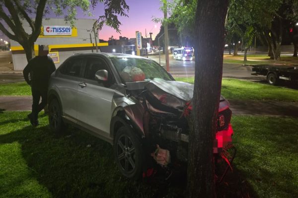 Imagem referente a notícia: Motorista colide contra árvore e é preso por apresentar sinais de embriaguez em Cascavel