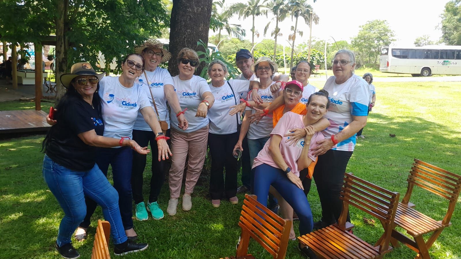 Terceira idade vive dias de alegria e contato com a natureza em passeio ao Terra Iguaçu