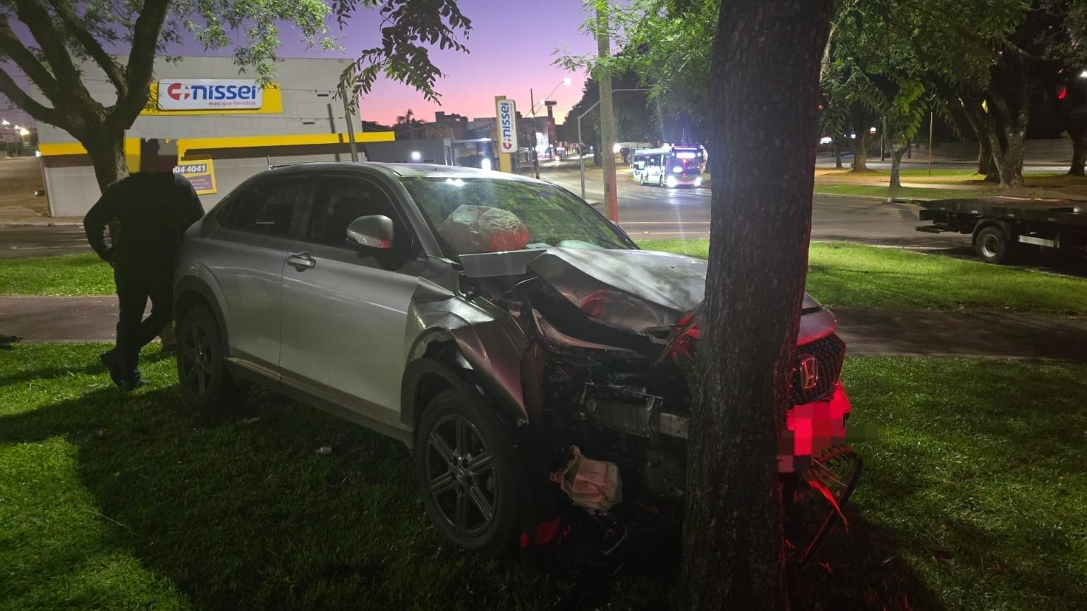 Motorista colide contra árvore e é preso por apresentar sinais de embriaguez em Cascavel