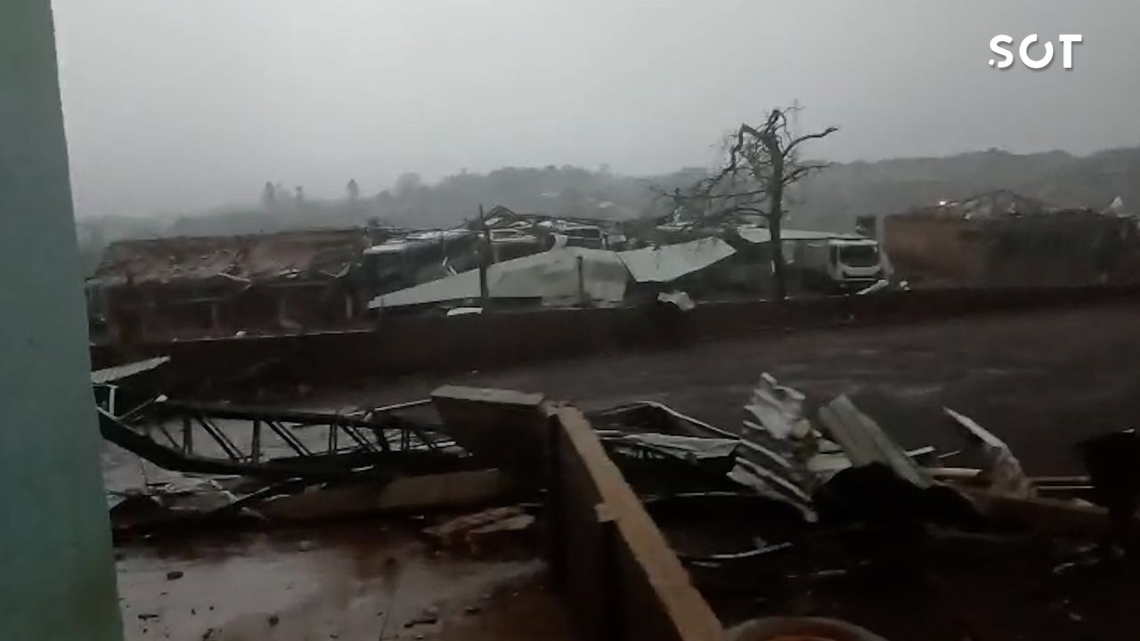 Temporal com ventos e granizo causa destruição em Rio Bonito do Iguaçu e Porto Barreiro