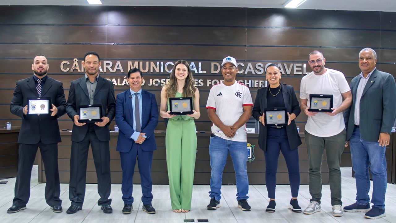 Atletas de natação, futebol, handebol, judô e jiu-jitsu recebem medalha esportiva