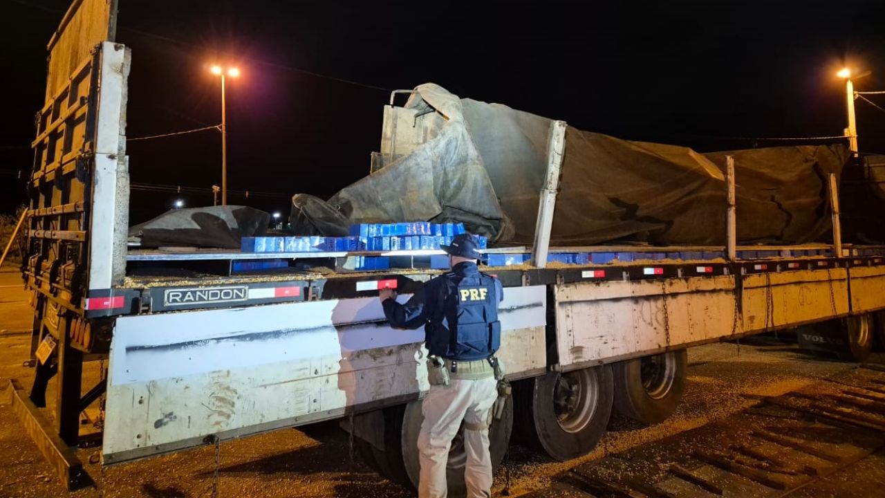 PRF apreende carga de celulares escondida em fundo falso de caminhão na BR-116