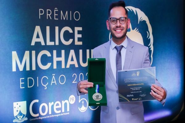 Primeiro enfermeiro surdo do Paraná recebe prêmio estadual de reconhecimento