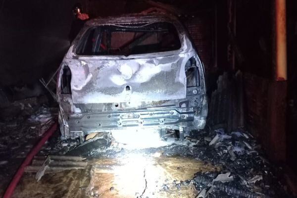 Incêndio destrói casa e carro em Quedas do Iguaçu após ato de vingança por fim de relacionamento