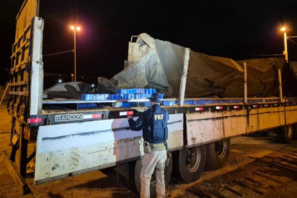 PRF apreende carga de celulares escondida em fundo falso de caminhão na BR-116