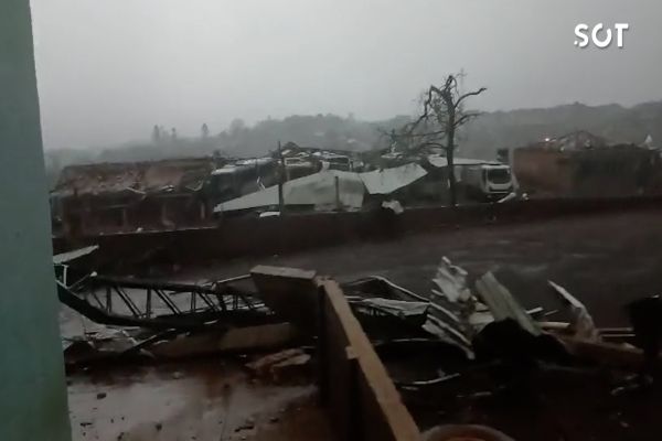 Temporal com ventos e granizo causa destruição em Rio Bonito do Iguaçu e Porto Barreiro