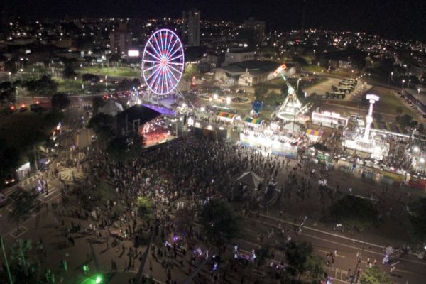 Festa de aniversário de Cascavel e abertura do Natal terão show gratuito da dupla Everton e Alex e chegada do Papai Noel