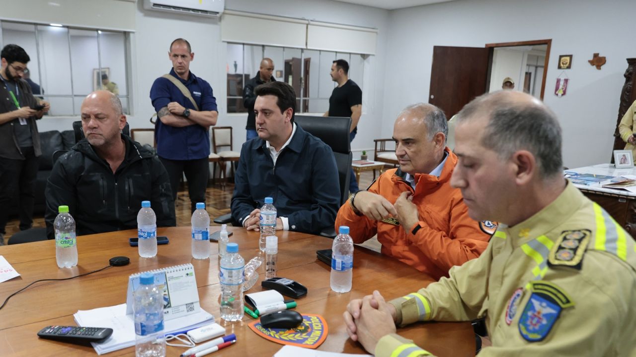 Governo do Paraná envia 50 bombeiros e monta força-tarefa após tornado devastar Rio Bonito do Iguaçu